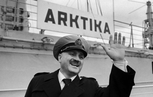 НА ЛЕДОКОЛЕ К ПОЛЮСУ