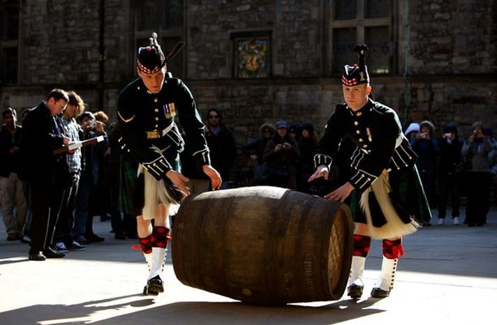 Бочка имеет значение. По закону, гордое название «скотч» может носить только тот виски, что был произведен и выдержан в дубовых бочках на территории Шотландии не менее трех лет.