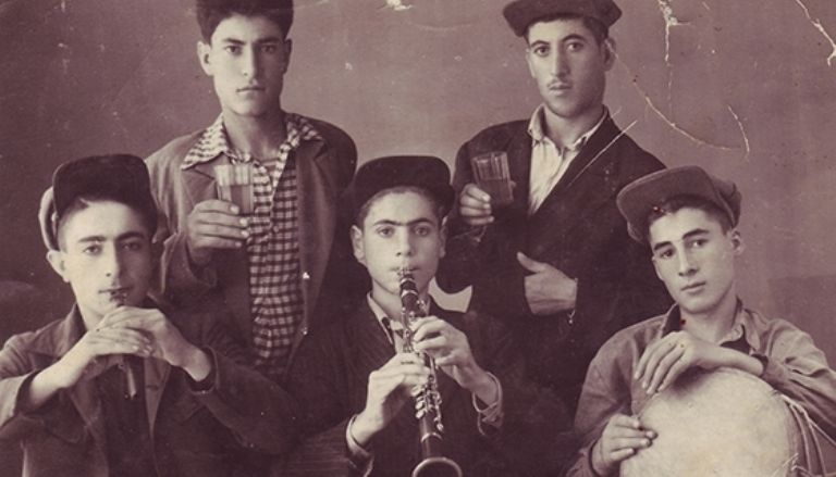 Ансамбль народных инструментов, 1944 г. (в центре 16-летний Дживан Гаспарян)