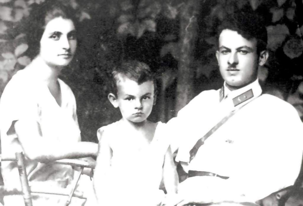 Маленький Булат с родителями в Тбилиси