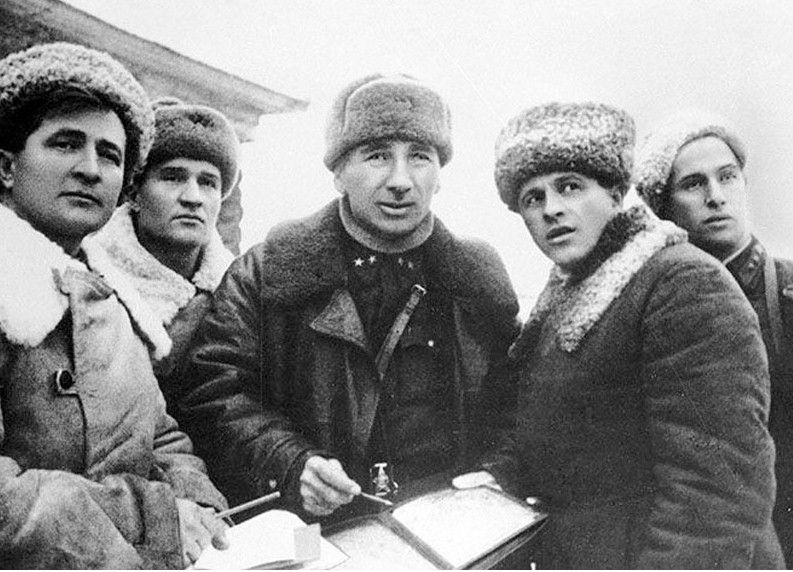 Командиры кавалерийских соединений Лев Доватор (2-ой справа) и Исса Плиев (в центре) обсуждают план наступления на противника