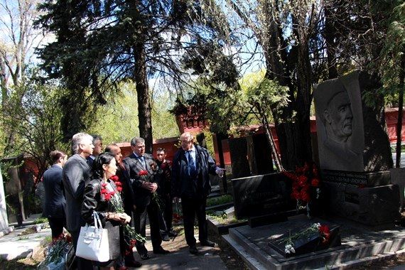 Могила Героя Советского Союза, генерал-полковника Хаджи-Умара Мамсурова на Новодевичьем кладбище