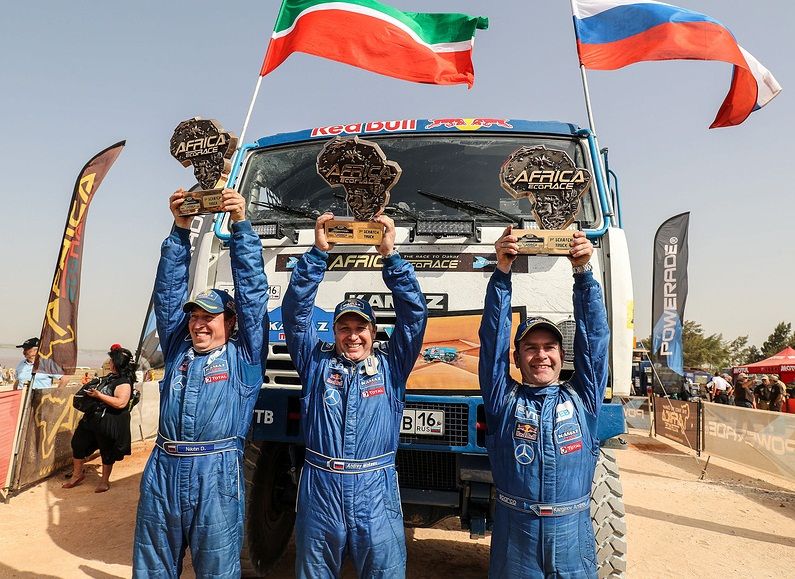 После победы в 2-х недельном ралли-марафоне Africa Eco Race-2017. Справа-налево пилот Андрей Каргинов, штурман Андрей Мокеев и механик Дмитрий Никитин
