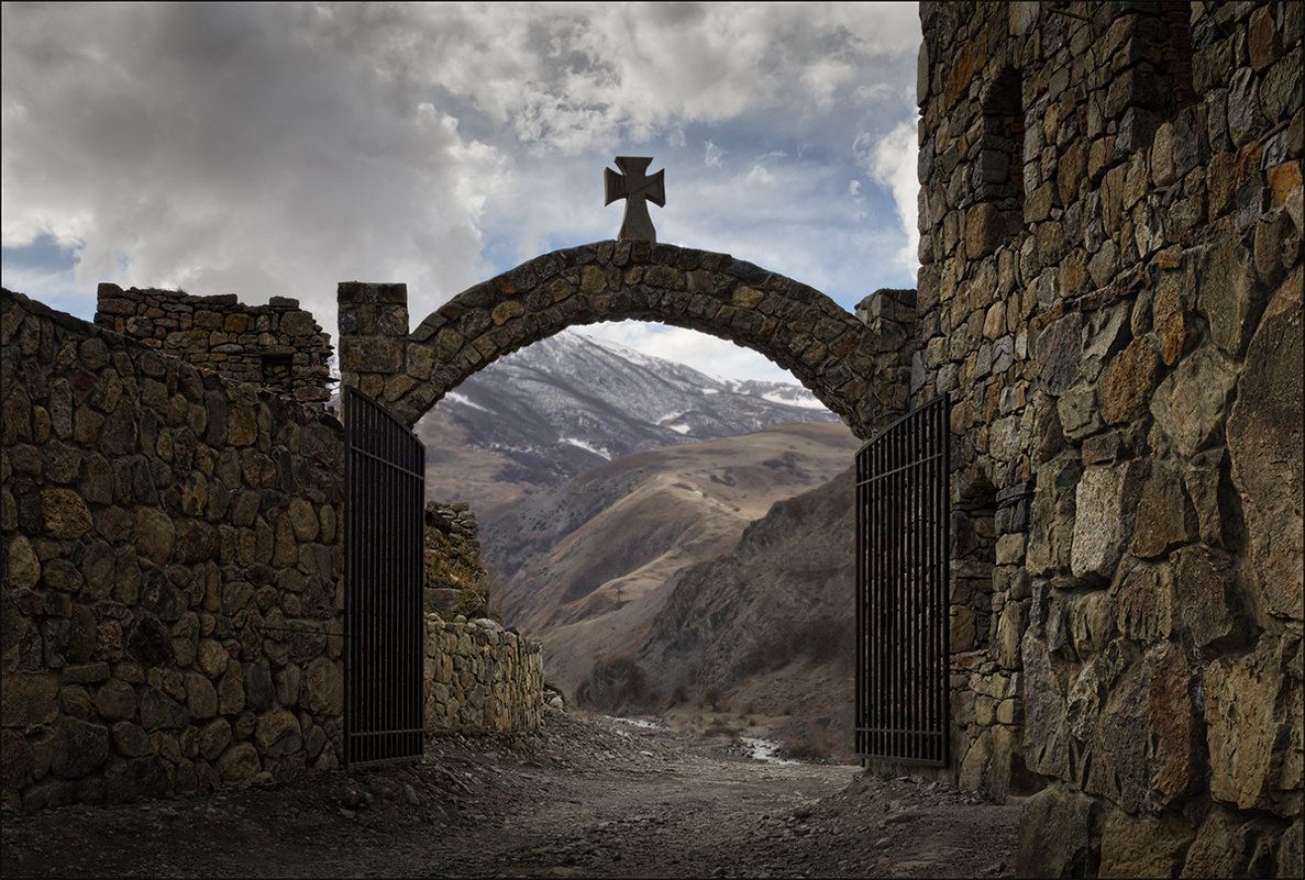 Врата. Аланский Свято-Успенский мужской монастырь (Северная Осетия). Фото: © Олег Фролов