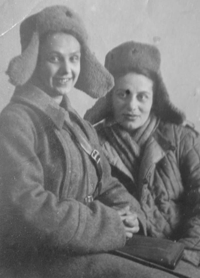 Тамара Салказанова, мама Фатимы. На 1-м фото  - справа. Закончила войну в чине майора медицинской службы