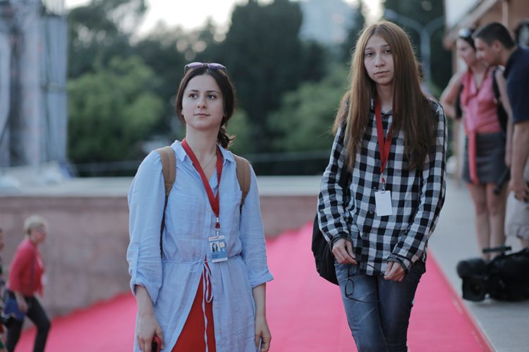 Малика Мусаева и Марьяна Калмыкова. Кинотавр-2014, Сочи. Фото: © Макс Ореховский