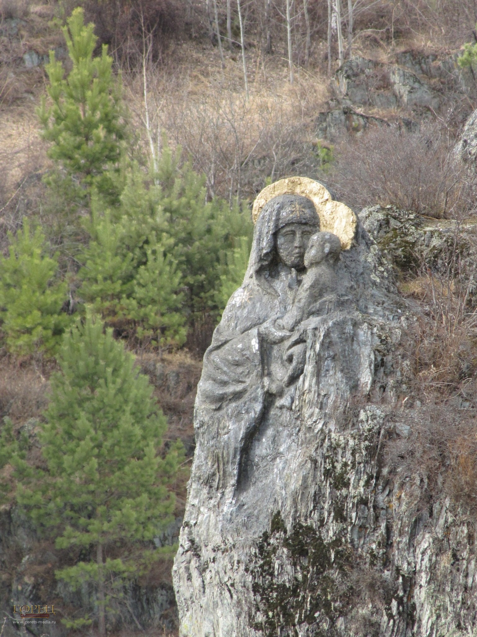 Богородица с младенцем. Скульптура, вырезанная из скалы. Остров Патмос, Горный Алтай