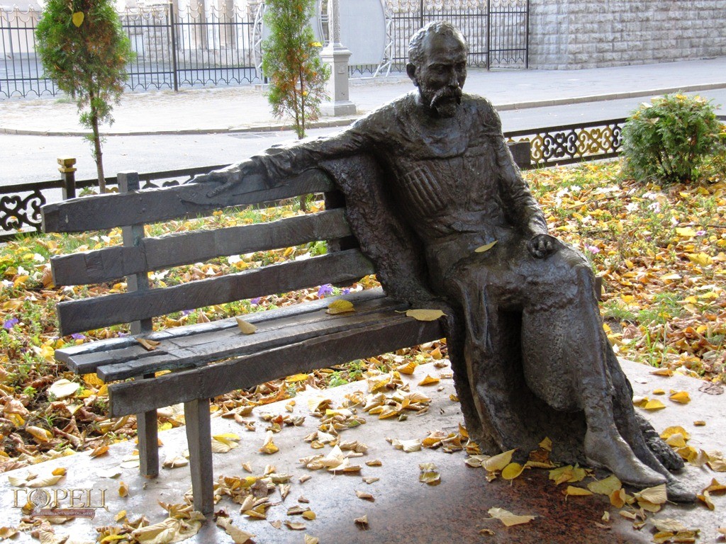 Памятник Коста Хетагурову работы скульптора Владимира Соскиева во Владикавказе