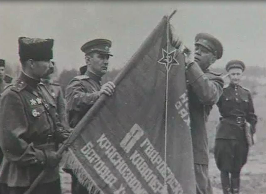 В центре - Хаджи-Умар Мамсуров, командующий 2-й Гвардейской кавалерийской дивизией. 1942 год 