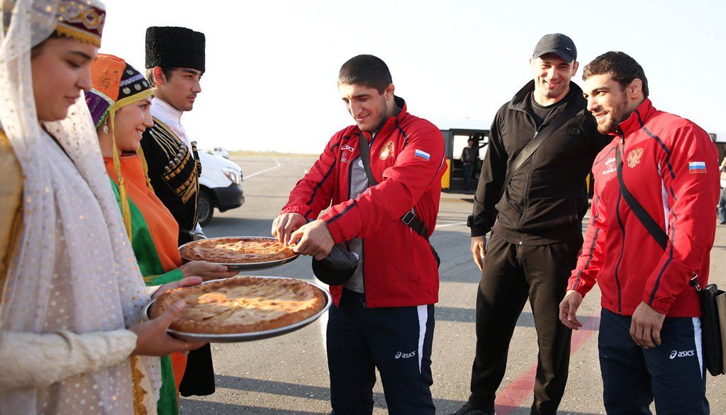 Так чемпиона встречают на родине в Дагестане