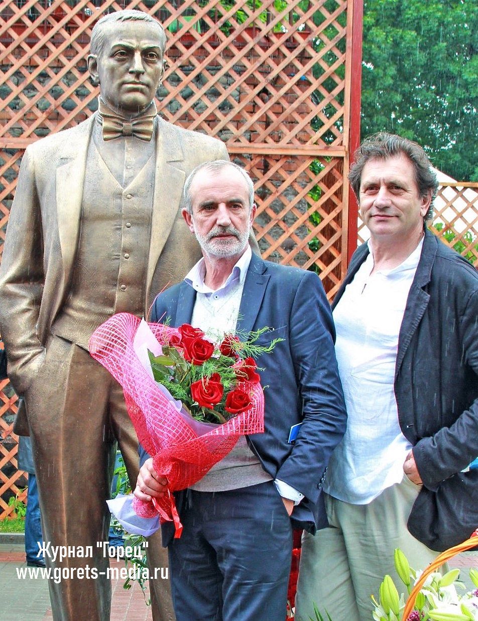 Римас Туминас и Евгений Князев у памятника Евгению Вахтангову во Владикавказе