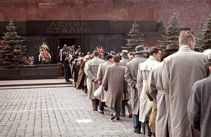 9 марта 1953 года на Мавзолее появилась двойная надпись: «Ленин. Сталин»