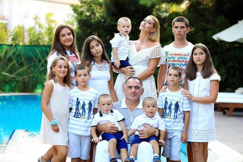 Махарбек Хадарцев, жена Виктория и их 10 детей 