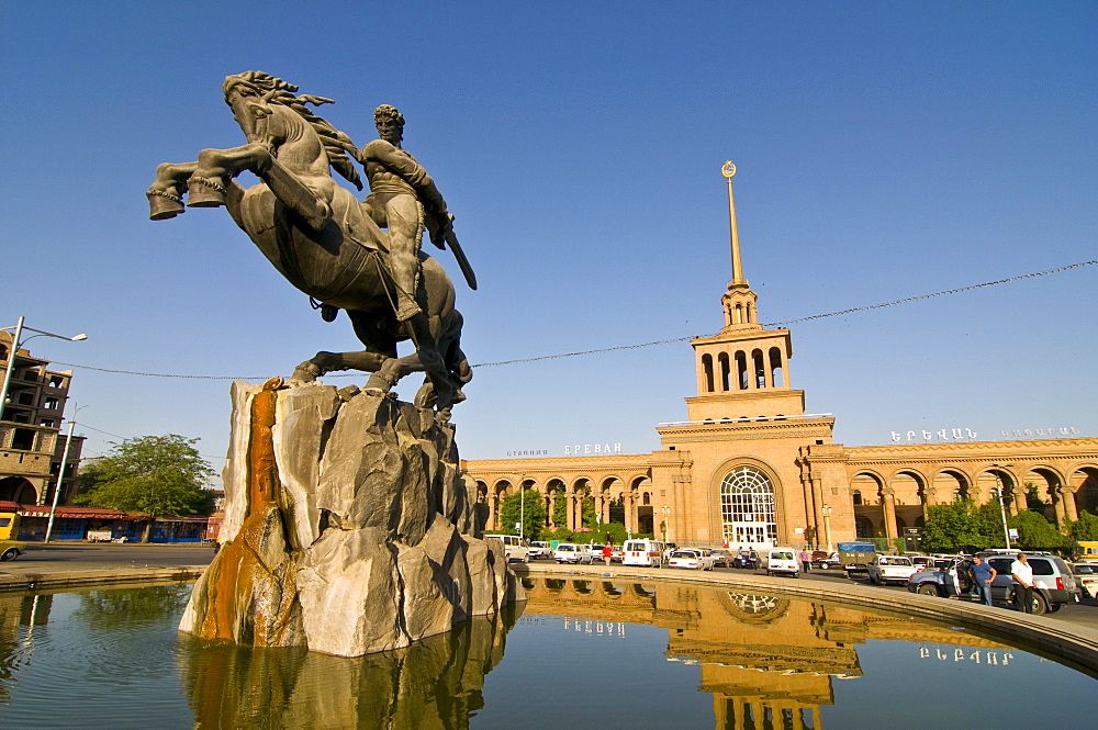 Памятник Давиду Сасунскому в Ереване