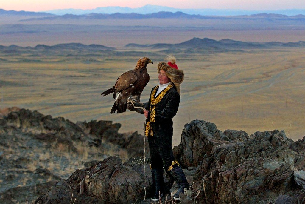 13-летняя девочка Ашол-Пан (Ashol Pan) со своим орлом в горах аймака Баян-Улгий (Bayan-Olgiy), Монголия. Фото - Asher Svidensky