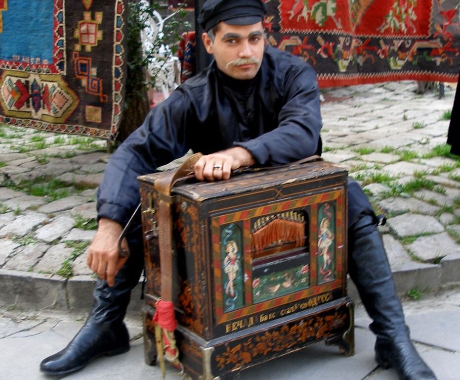 Шарманщик на улицах Тбилиси, Грузия. Неиз. автор