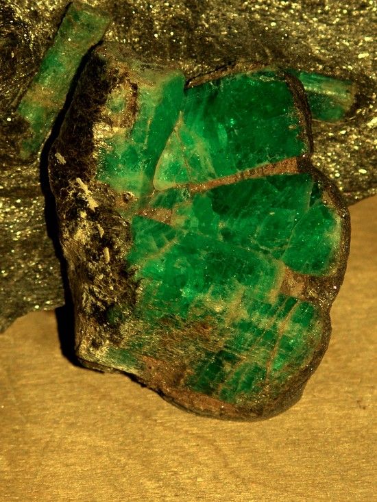 Уральский геологический музей впервые представил широкой публике коллекцию уникальных зеленых самоцветов