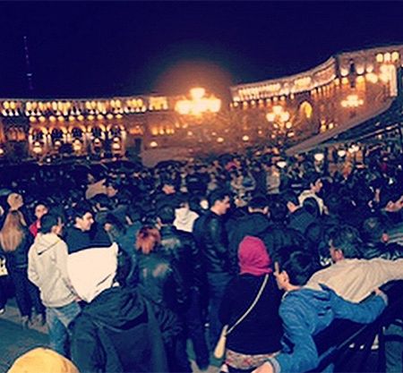 Жители Еревана собрались на центральной площади около отеля, где остановилась семья Ким Кардашьян