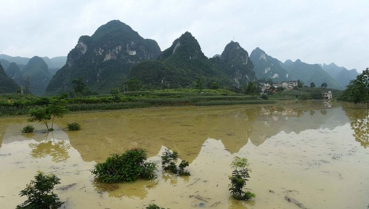 На севере Китая дожди промыли землю до древней гробницы 