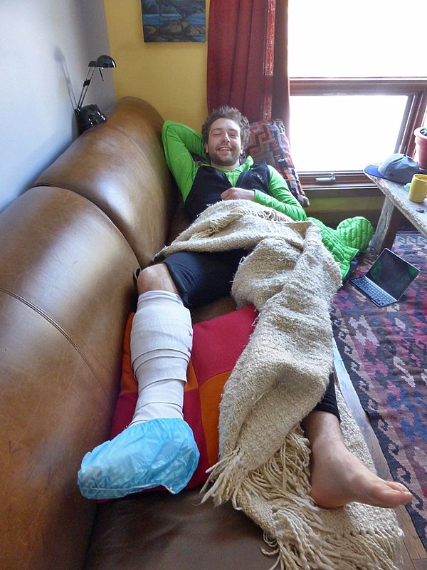Шотландский альпинист Грег Босвел, благодаря другу, выжил после нападения гризли
