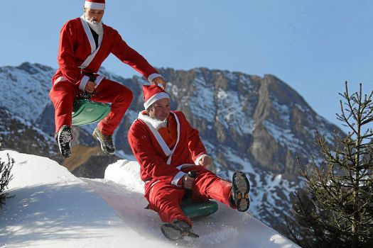 Санта-Клаусы провели предновогодний сбор в Альпах