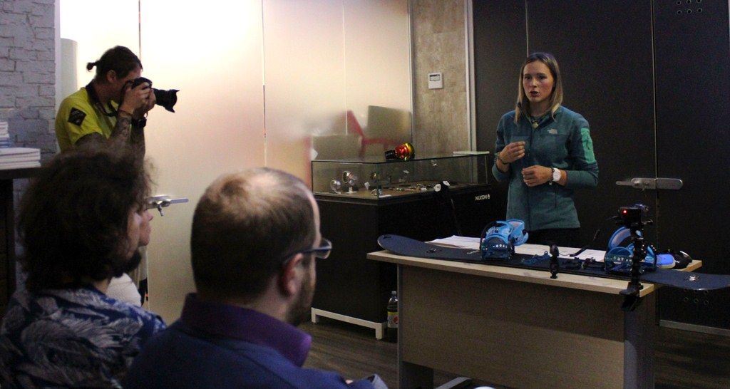 Член Ассоциации горных гидов России Оксана Чекулаева рассказывает о достоинствах сплитборда