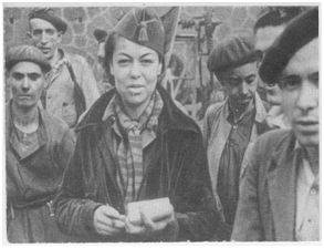 Лина с бойцами батальона «Октябрь». Испания, 1936г.