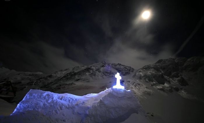 В Румынии построили ледяную церковь на вершине горы