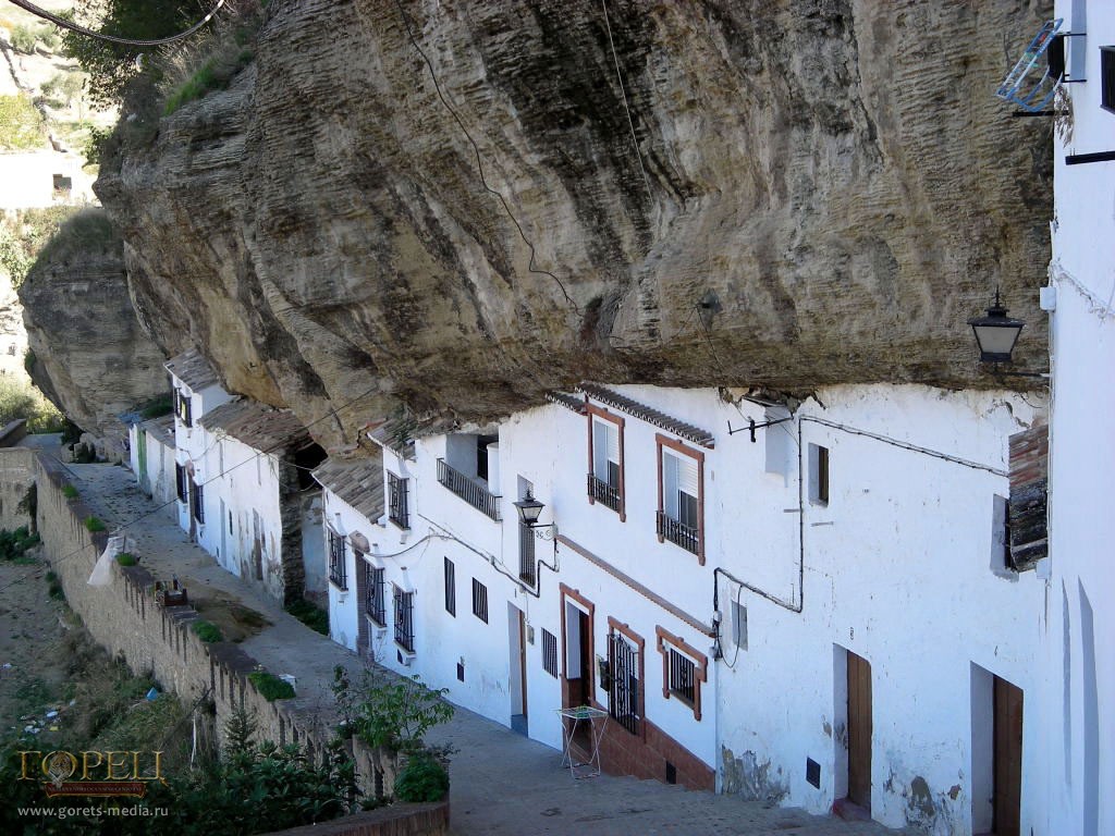 Испанский городок Сетениль-де-лас-Бодегас знаменит уникальным архитектурным ландшафтом