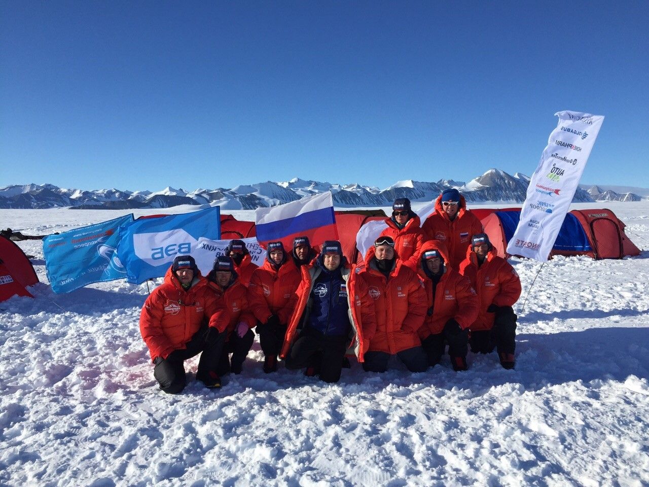 Участники экспедиции «Клуб лидеров. Антарктида-2015» на Южном полюсе