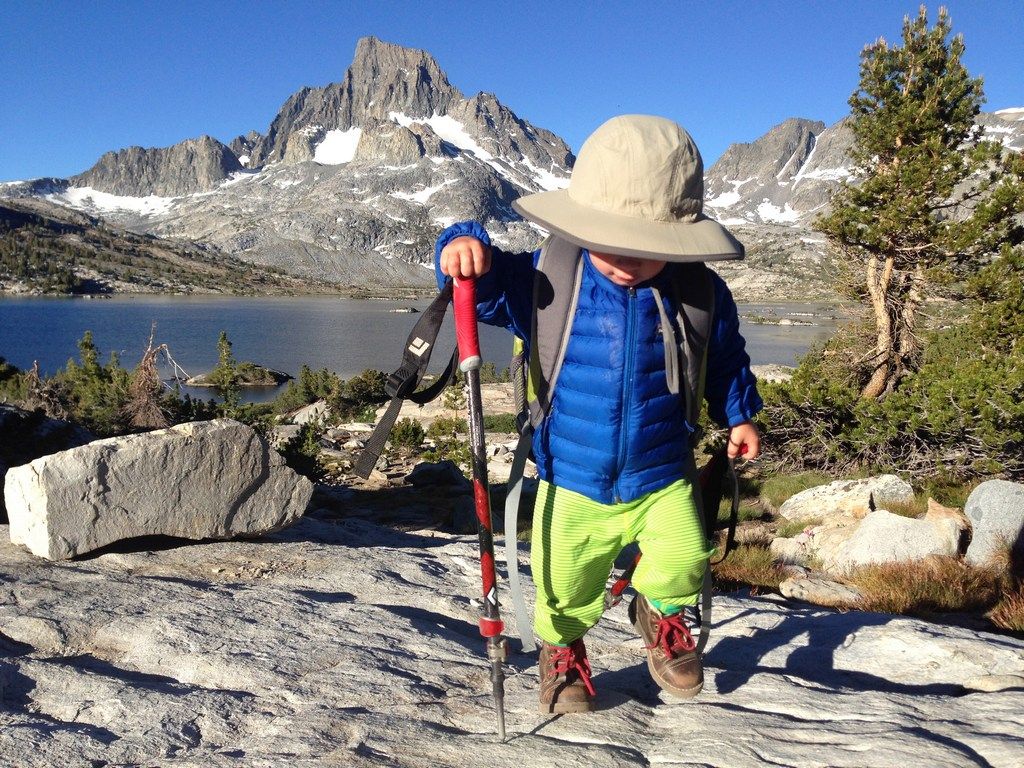 Двухлетний путешественник Бодхи Беннетт (Bodhi Bennett) уже прошел по туристским маршрутам почти 500 километров и взобрался на многие горы