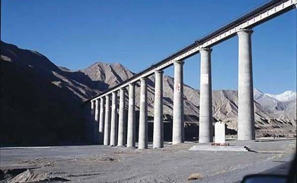 Чтобы проложить железную дорогу в Тибет, китайцы возвели 675 мостов общей длиной 160 километров