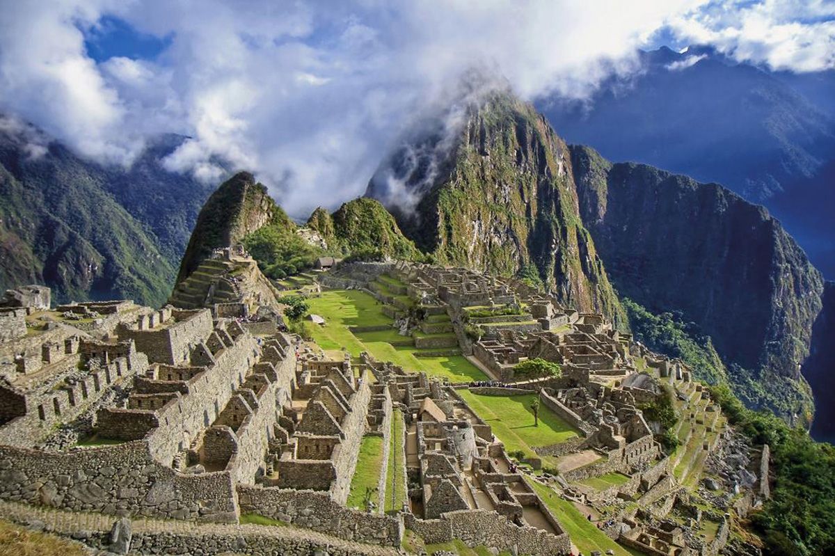 Знаменитый древний город Мачу-Пикчу, пожалуй, главная достопримечательность Перуанских Анд