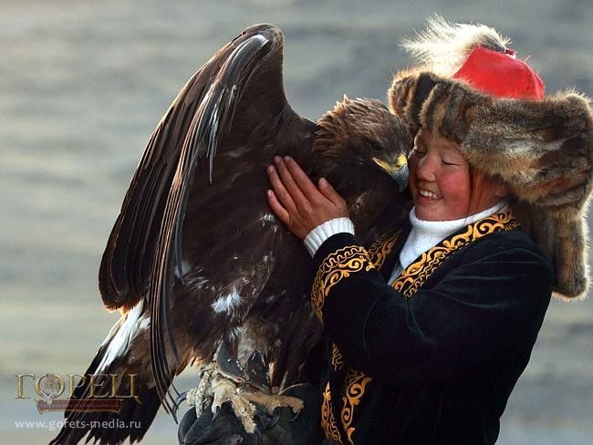 Орла на лету остановит. 13-летняя казашка Айшолпан учит орлов летать