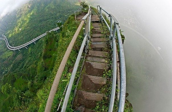 Эта лестница считается одним из самых красивых и экстремальных маршрутов на Гавайях