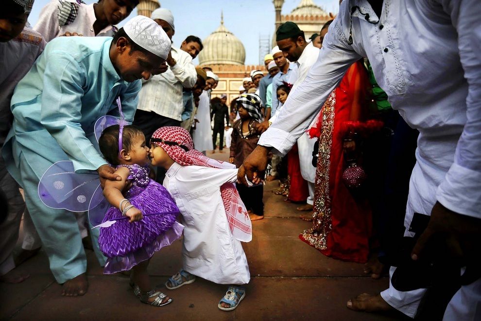 Фото: AP. Индийские мальчик и девочка трутся носами во время молитв в честь праздника «Ид аль-Фитр» 