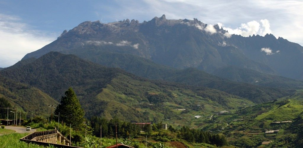 Кинабалу - четвертая по высоте гора в Юго-Восточной Азии, высота - 4 095 метров