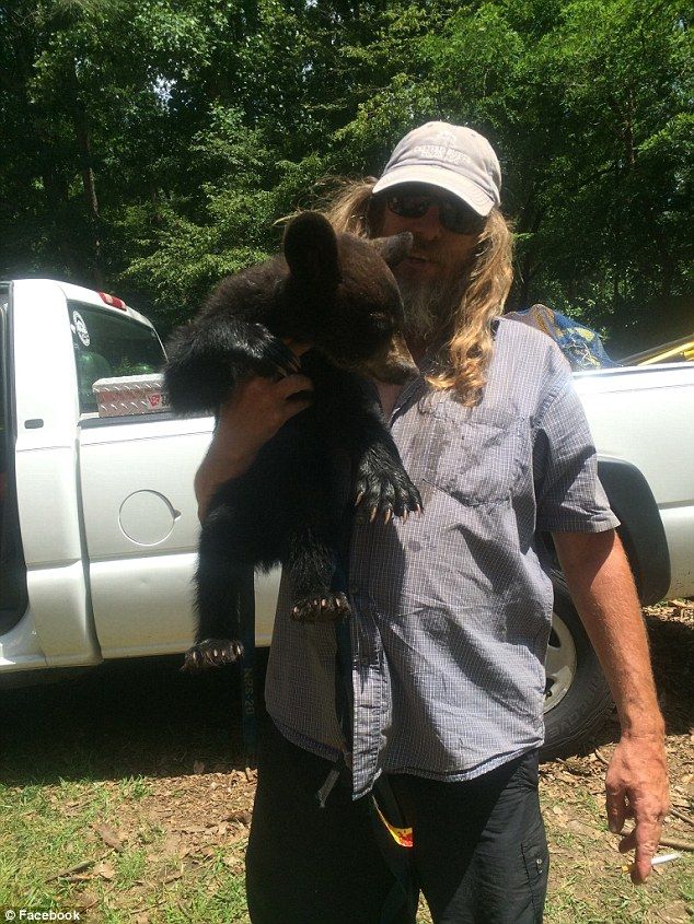 В американском Теннеси инструкторы по рафтингу спасли медвежонка-сироту