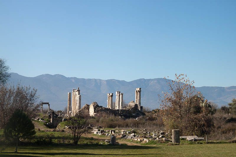 Афродисиас. Руины одного из крупнейших культурных центров Римской империи в Малой Азии лежат на берегу одного из притоков реки Büyük Menderes на плоскогорье на высоте 600 м над уровнем моря в окружении высоких гор