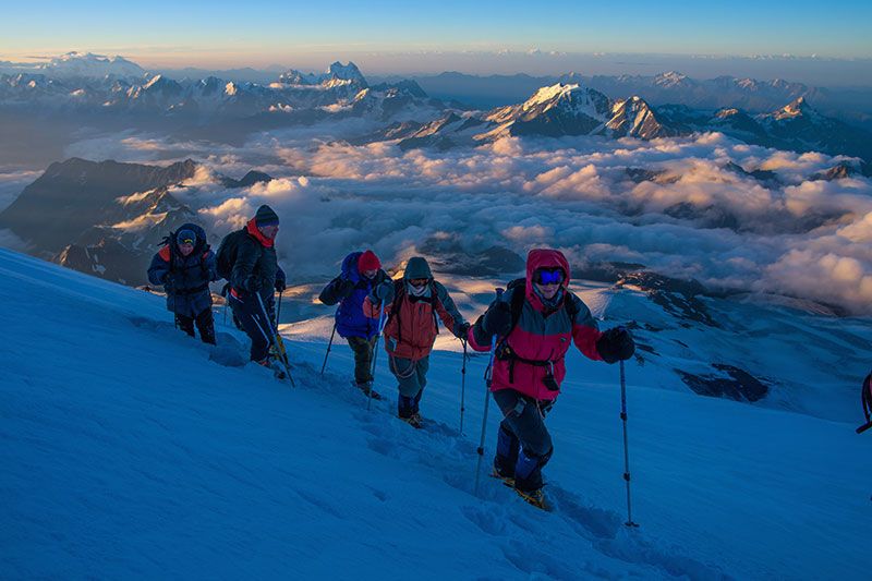 Покоряя Эльбрус, альпинистка сумела отправить налоговую декларацию 