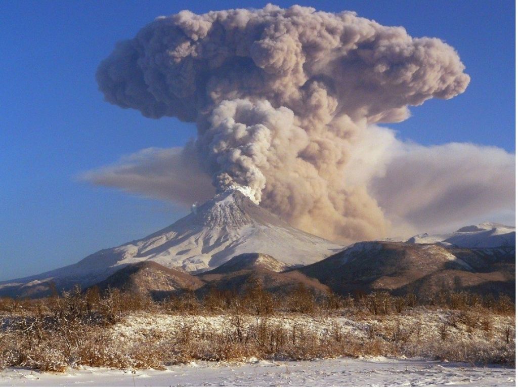 Камчатский вулкан Шивелуч выбросил 6-километровый столб пепла