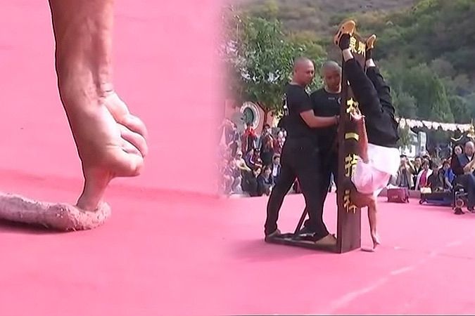 10 секунд, стоя на одном пальце: шаолиньский монах показал новый трюк