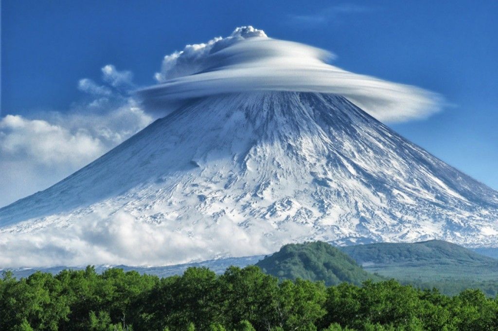 Облачные НЛО висели несколько часов над камчатскими вулканами