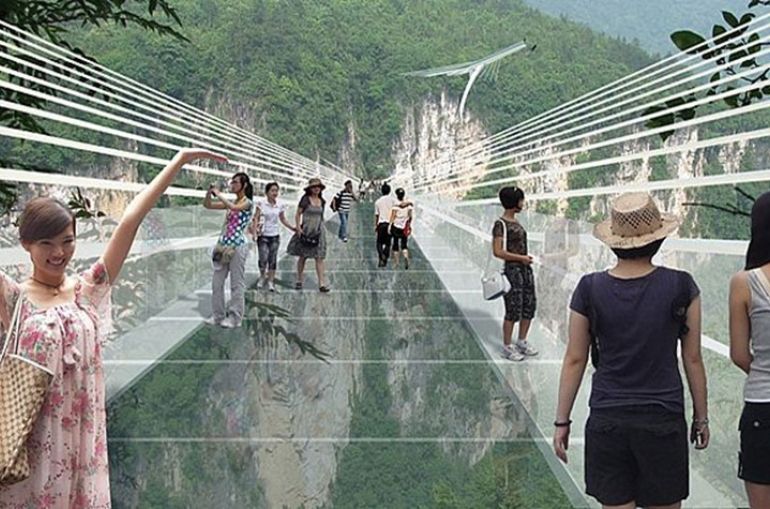 В Китае достроили дорогу из стекла между двумя пиками горы Будды 