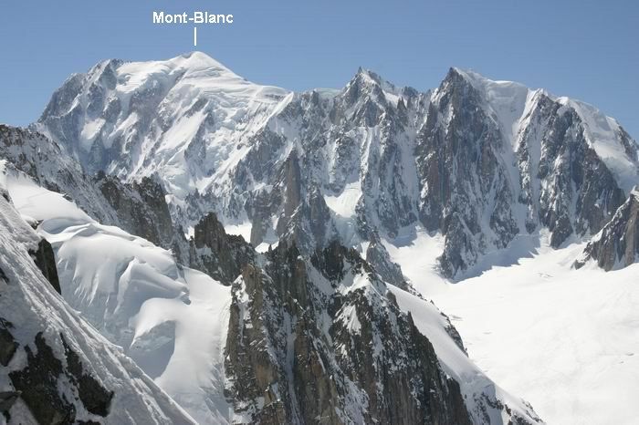 Гора Монбла́н, находится в Западных Альпах, на границе Франции и Италии