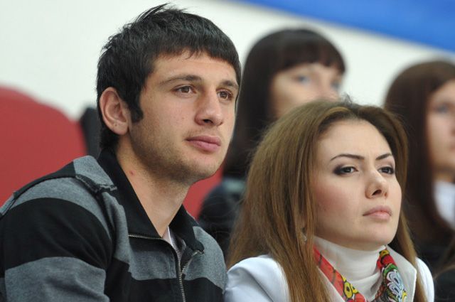Футболист Алан Дзагоев с супругой Заремой