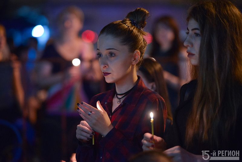 В Северной Осетии зажгли свечи в память о жертвах землетрясения в Италии