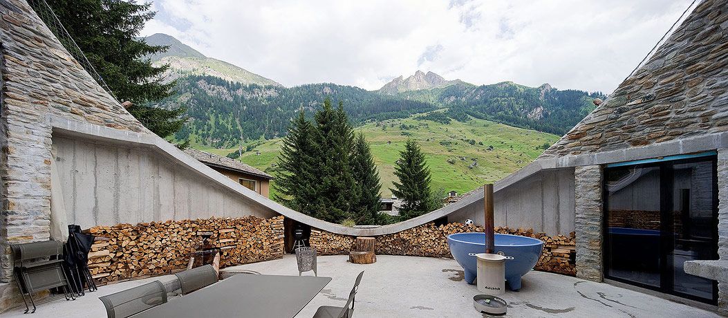 Дом внутри холма в швейцарской деревне Вальс 