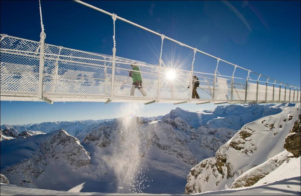 Подвесной мост Titlis Cliff Walk расположен в Швейцарии на горе Титлис на высоте более 3 тысяч метров