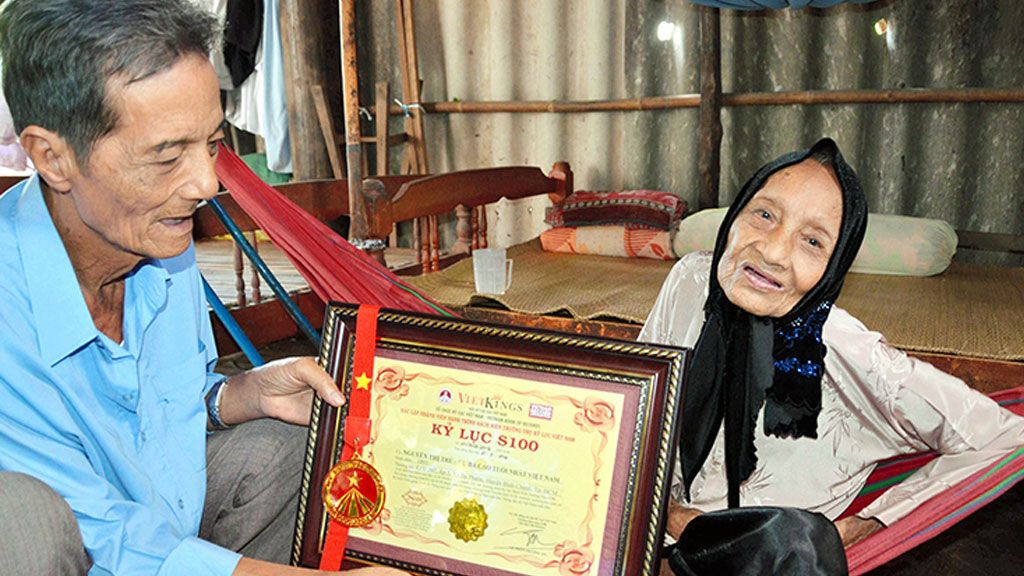 Старейшая жительница планеты 123-летняя  Нгуен Тхи Чу с младшим 75-летним сыном